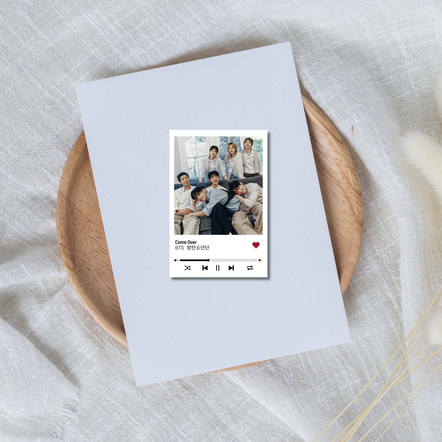 White card with a printed photo of a BTS on a wooden plate.
